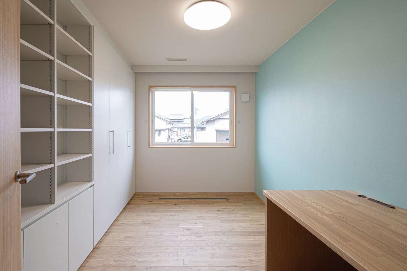 近藤建設工業【デザイン住宅、二世帯住宅、省エネ】アクセントクロスを用いた子ども部屋。反対側の壁面はクローゼットや収納棚を造作
