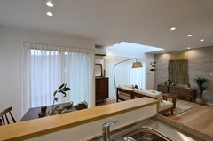 キッチンからダイニングとリビングが見渡せる間取り。一体感があり、安心して家族を見守れるレイアウト。