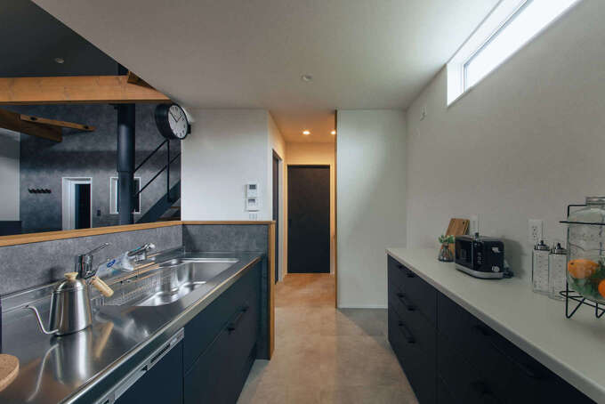 ワークスペースも広い対面キッチン。キッチンからガレージの様子も見えるので、自然と夫婦のつながりが生まれる