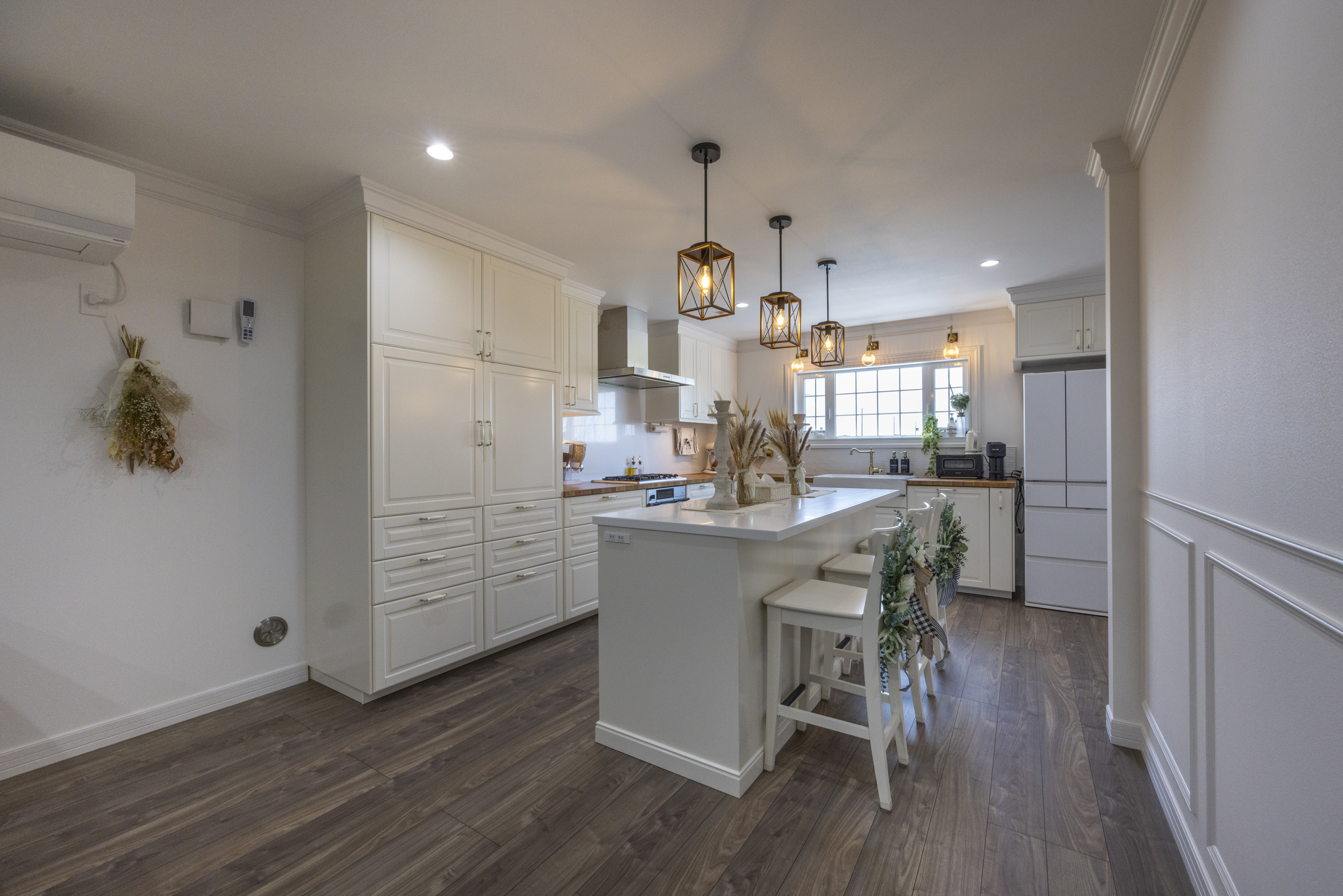 広島建設 セナリオハウス｜アイランドキッチンが中心に配置された明るく開放的な空間。ペンダントライトがアクセントとなり、調理と会話を楽しめるデザインとなっています。