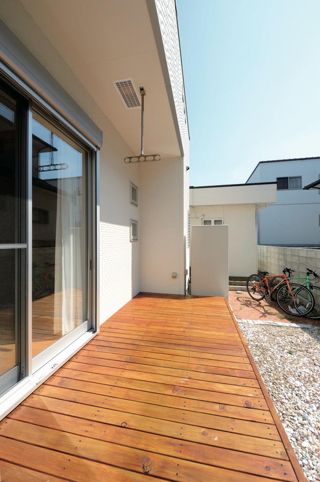 絆家（きずなや）【1000万円台、デザイン住宅、省エネ】陽当たりが良く、洗濯物を干すのに便利なウッドデッキ　