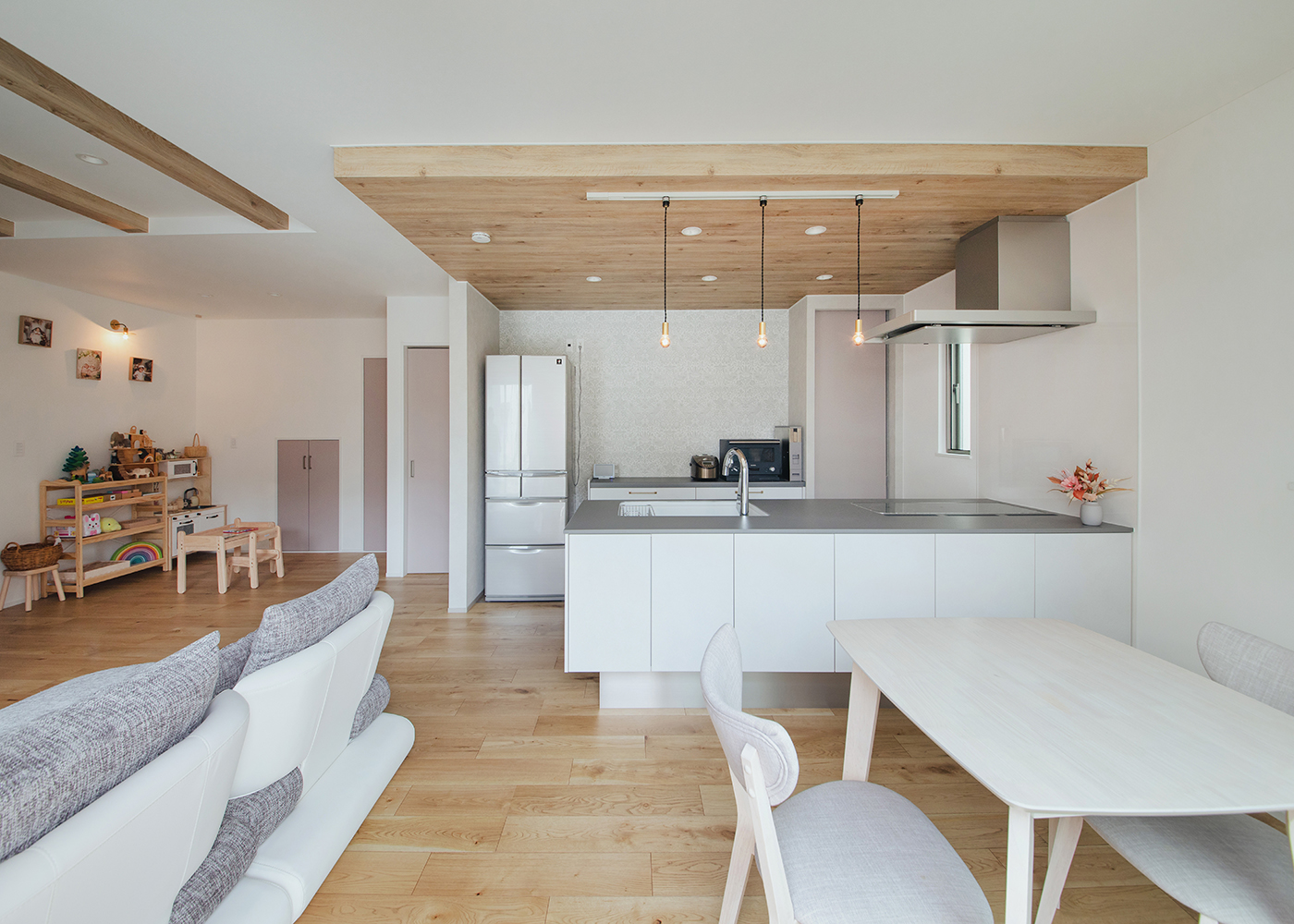 ナイスホーム【デザイン住宅、趣味、間取り】白、グレー、淡い桜色ですっきりとまとめられたLDK