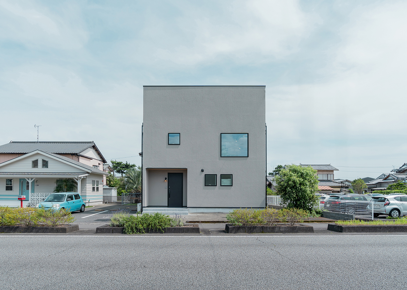 オレンジハウス【藤枝市上青島476-1・モデルハウス】【ZERO-CUBE+BOX+SKY BALCONY】シンプルな箱型フォルム。周りの景観にも馴染みやすい明るいグレーの外壁