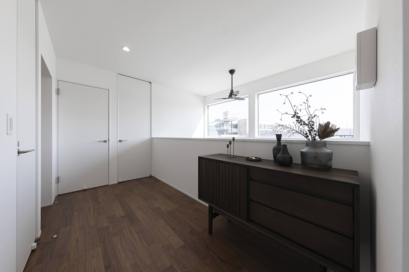 PG HOUSE（ピージーハウス）【浜松市中央区曳馬6-19-5・モデルハウス】吹き抜けに面した2階ホールは、セカンドリビングや子どもの遊び場など多目的に利用可能。ホールに面した2つの白いドアは、片方にハイドア、もう片方に従来型のドアをあえて採用し、両方のドアの印象の違いを体感できるようになっている