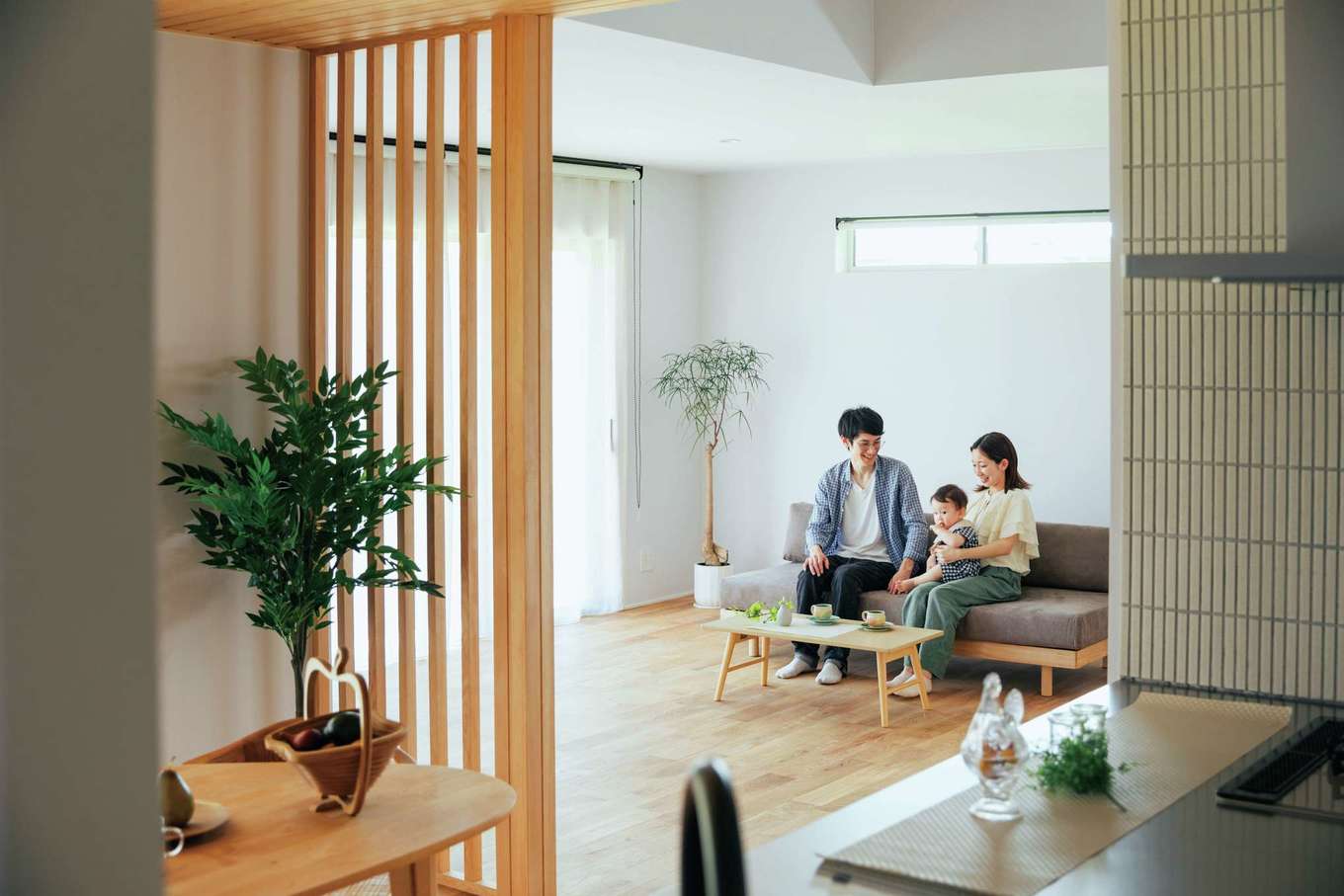 スカイグラウンド【デザイン住宅、和風、平屋】格子でゆるやかにエリア分けされたリビング。キッチンからも目が届く