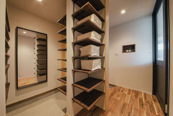 大容量の収納棚と全身鏡を造作した玄関ホール