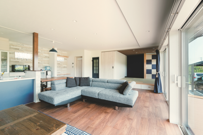 木のぬくもりと格好良さが共存するリビングにあうように、家具も合わせてコーディネートさせていただきました。