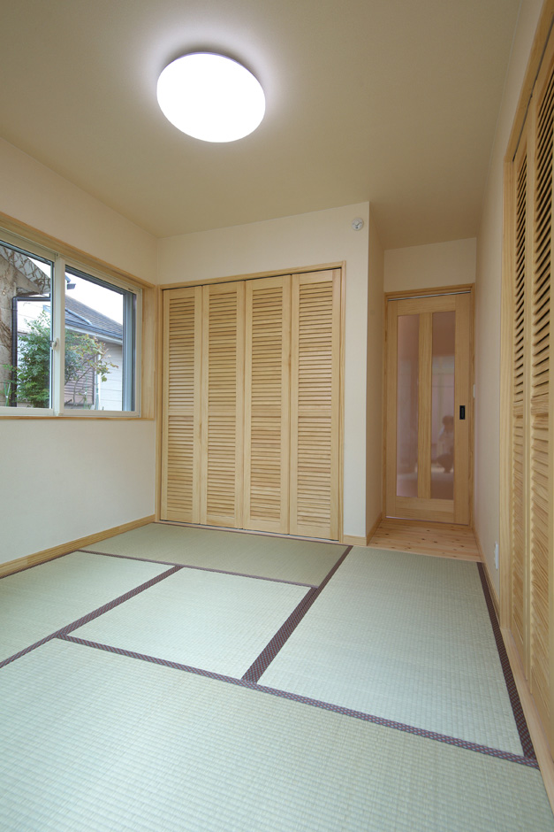 ワイズホーム｜和室の壁紙はコットンソフィーナ（木綿素材）を使用し、自然派空間を実現。収納部分は階段下スペースを有効活用