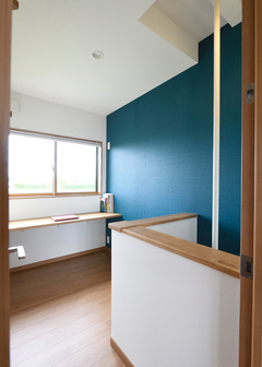 2階のホールにはワークスペース用のカウンターを設けてあるだけでなく、登り棒のスペースも！ 1階のどこに設置するか悩んだが、検討の結果、「和室の板の間に登り棒があったら忍者屋敷みたいで面白いね」ということに