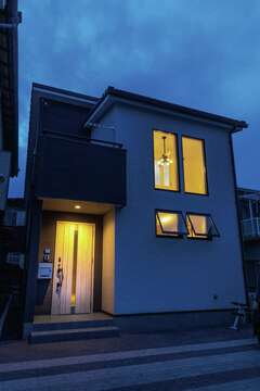 夫婦の好みの色で張り分けたツートンの外観