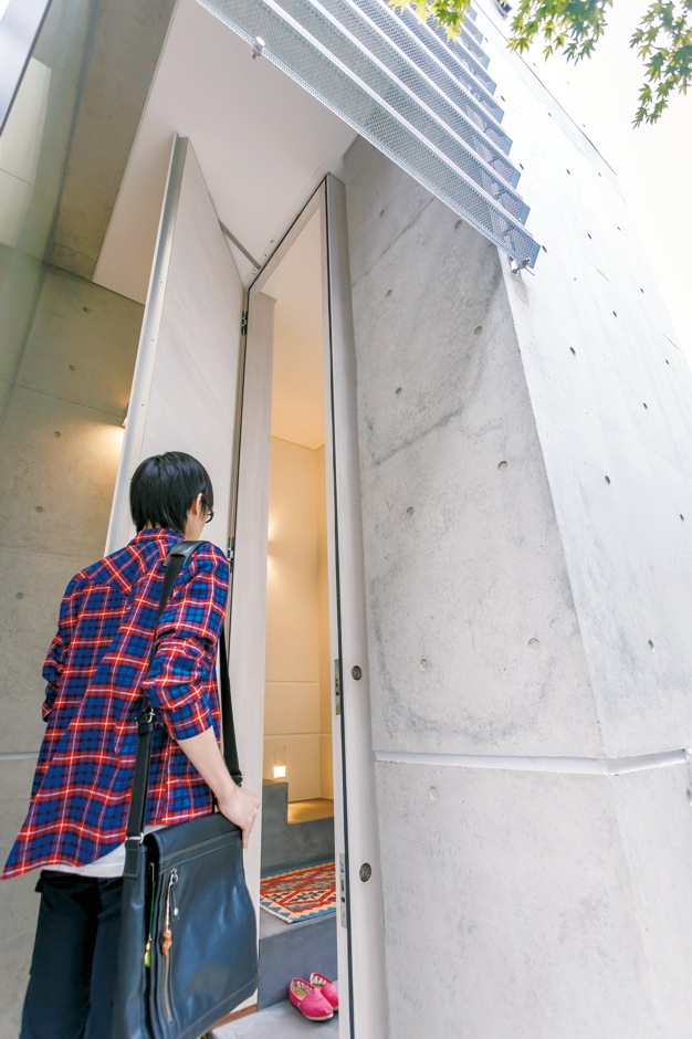 MABUCHI【デザイン住宅、建築家、鉄骨鉄筋コンクリート構造】一般住宅より1m以上高い玄関ドアは大江氏ならではの独創的なデザイン