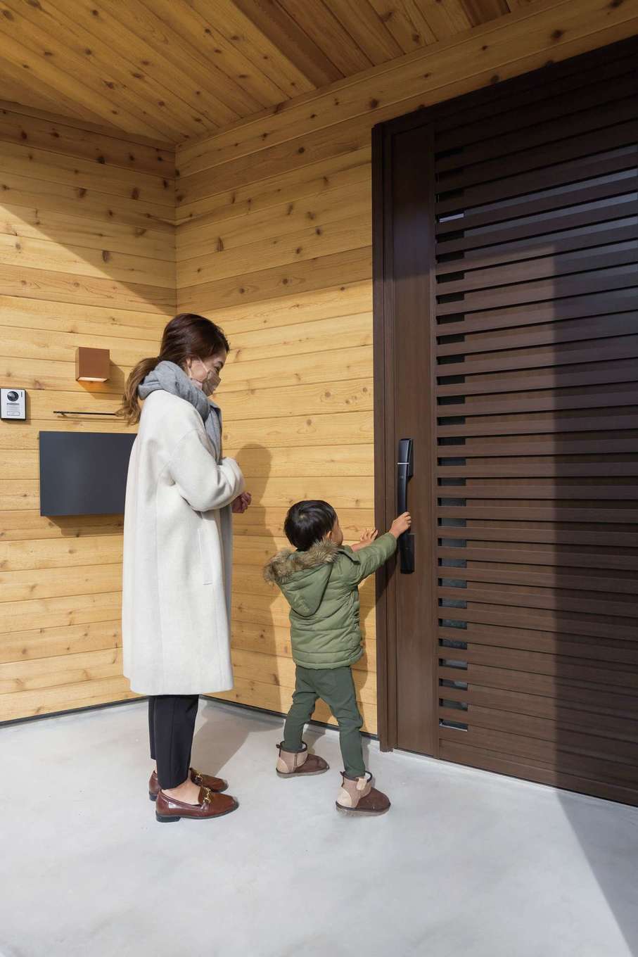 Gate air house/阿部住宅【デザイン住宅、省エネ、間取り】軒天と壁にレッドシダーを貼った玄関ポーチ。帰ってくるたびにホッとする