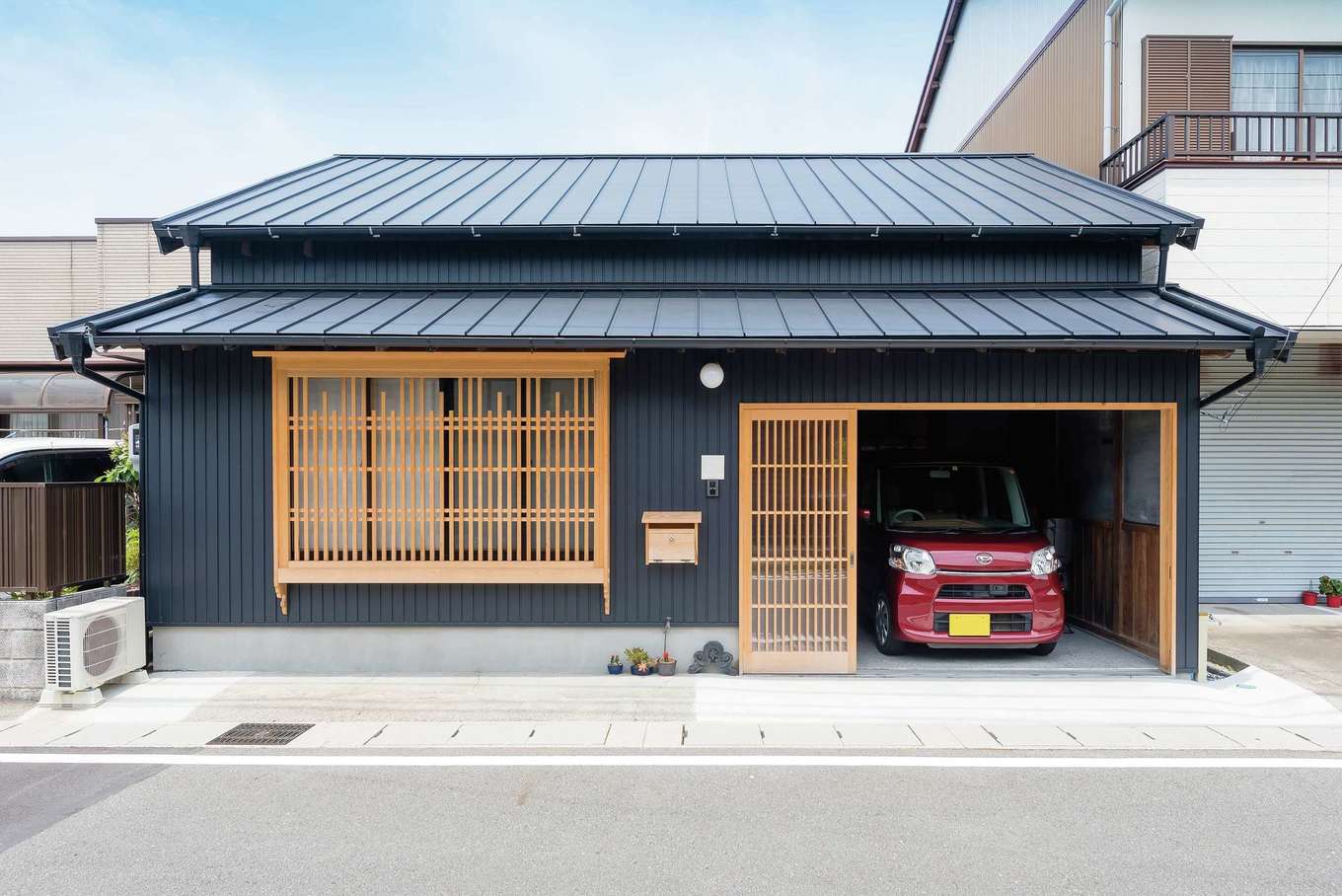片川工務店｜町家の雰囲気を残した外観。ガルバリウム鋼板の外壁と杉の格子のコントラストが目を引く