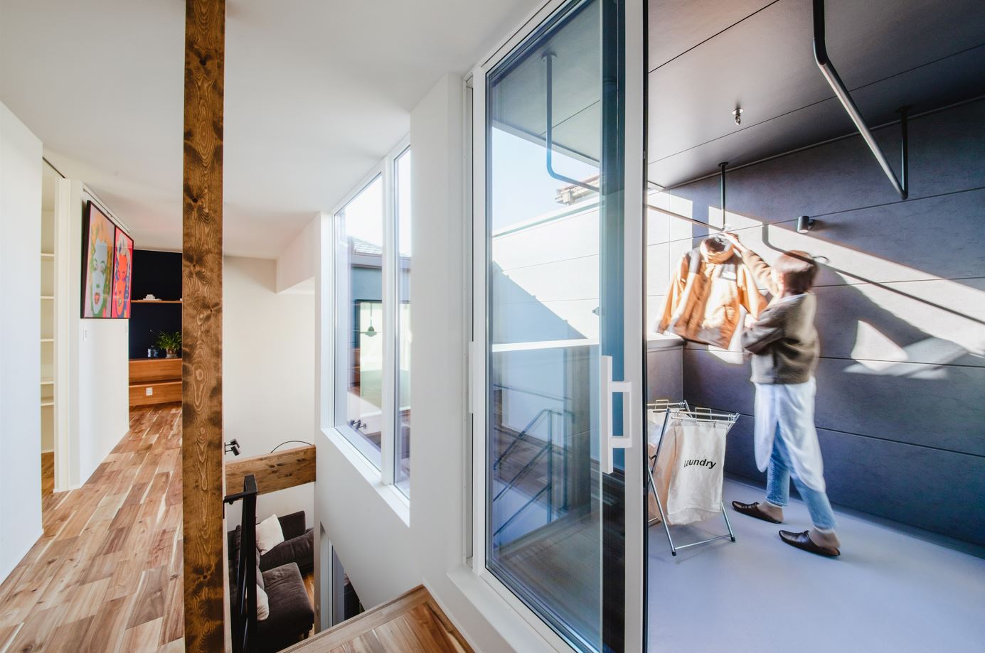 S.CONNECT（エスコネクト）【デザイン住宅、二世帯住宅、建築家】中庭の吹抜けから繋がる物干しスペース