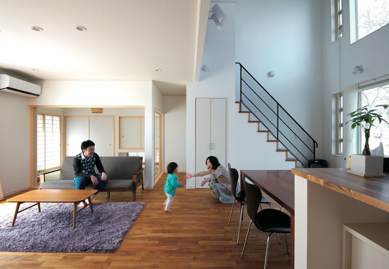 アキヤマ【デザイン住宅、子育て、省エネ】光と風が入るオープンなＬＤＫで、家族がのびやかに暮らせる