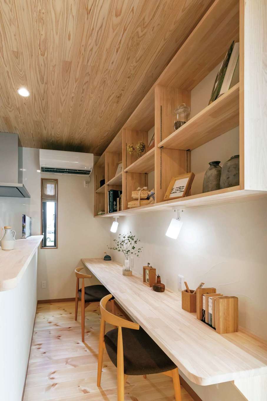 住まいるコーポレーション【デザイン住宅、自然素材、省エネ】キッチンの正面にあるスタディコーナーは照明も収納も2人分設置