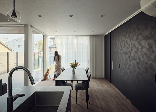 キッチンはL字型で、ワークスペースを広くし、背面に大きな扉の大容量収納を設けてある。「隠す収納」によって、常に生活感がなく美しい空間をキープできる