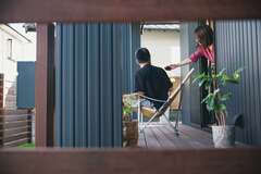 キャンプ気分を味わえるウッドデッキと緑の庭
