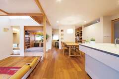 右側からスタディコーナー、ピアノコーナー、ライブラリーが並び、写真手前右側にあるキッチンで家事をしていても子どもたちの様子を見ることができる。