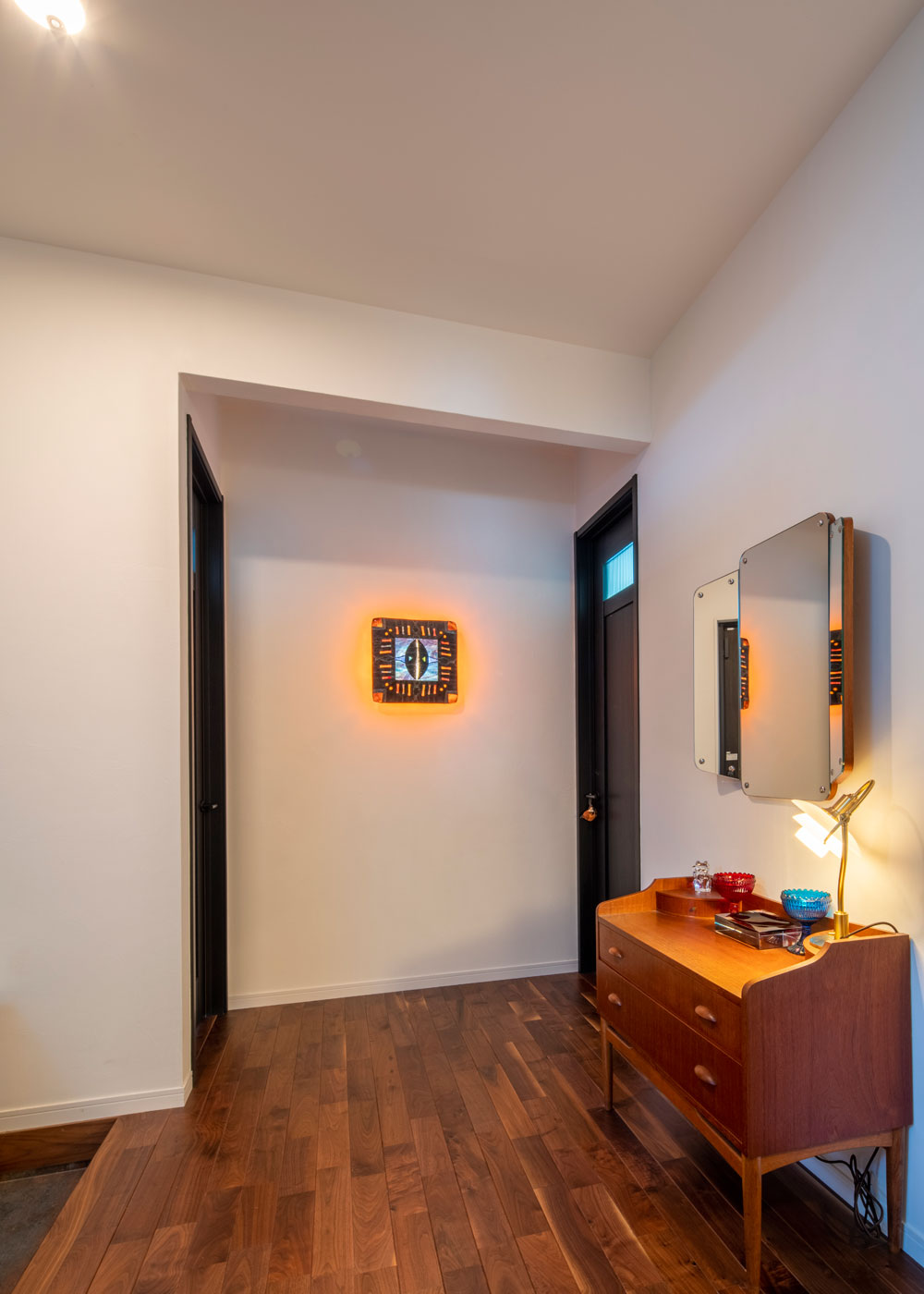 スヴァーリエヒュース／スマトチ／WOODBOX山梨【デザイン住宅、省エネ、平屋】玄関ホールはアンティーク家具とデンマークの照明ブランド ルイスポールセンのテーブルライト、そしてステンドグラス作家さんの照明でコーディネート
