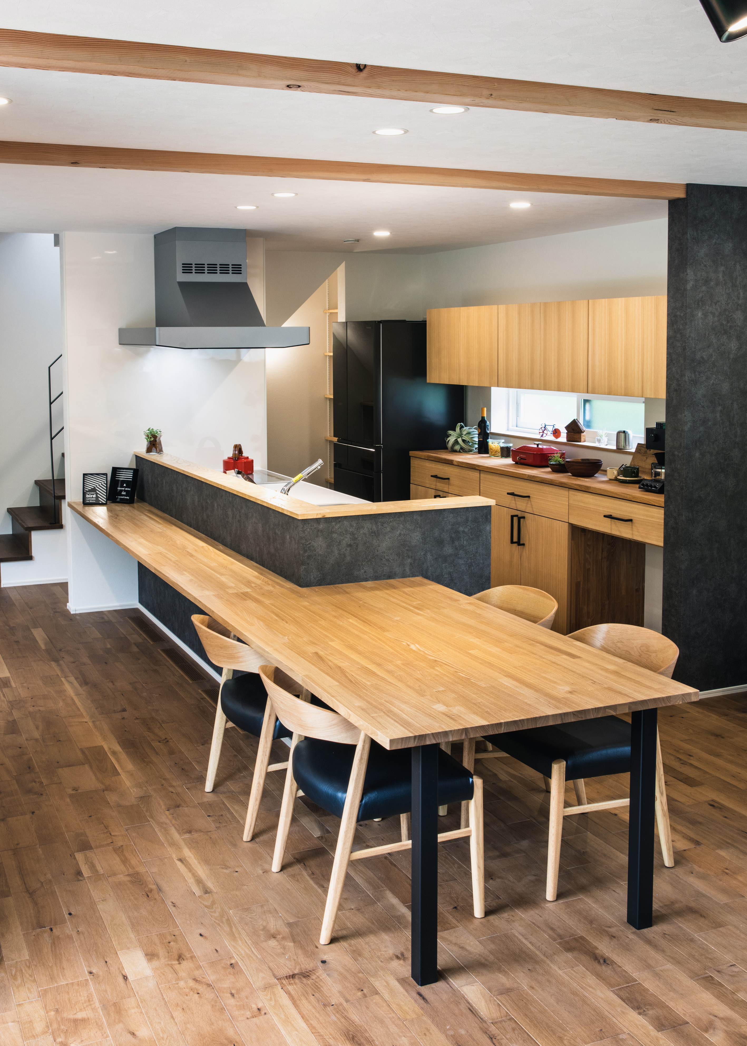 小幡建設【デザイン住宅、建築家、スキップフロア】キッチンとダイニングテーブルが一体化した造作のカウンター。場所をとらないのでリビングを広く使えて、家事効率もUP！
