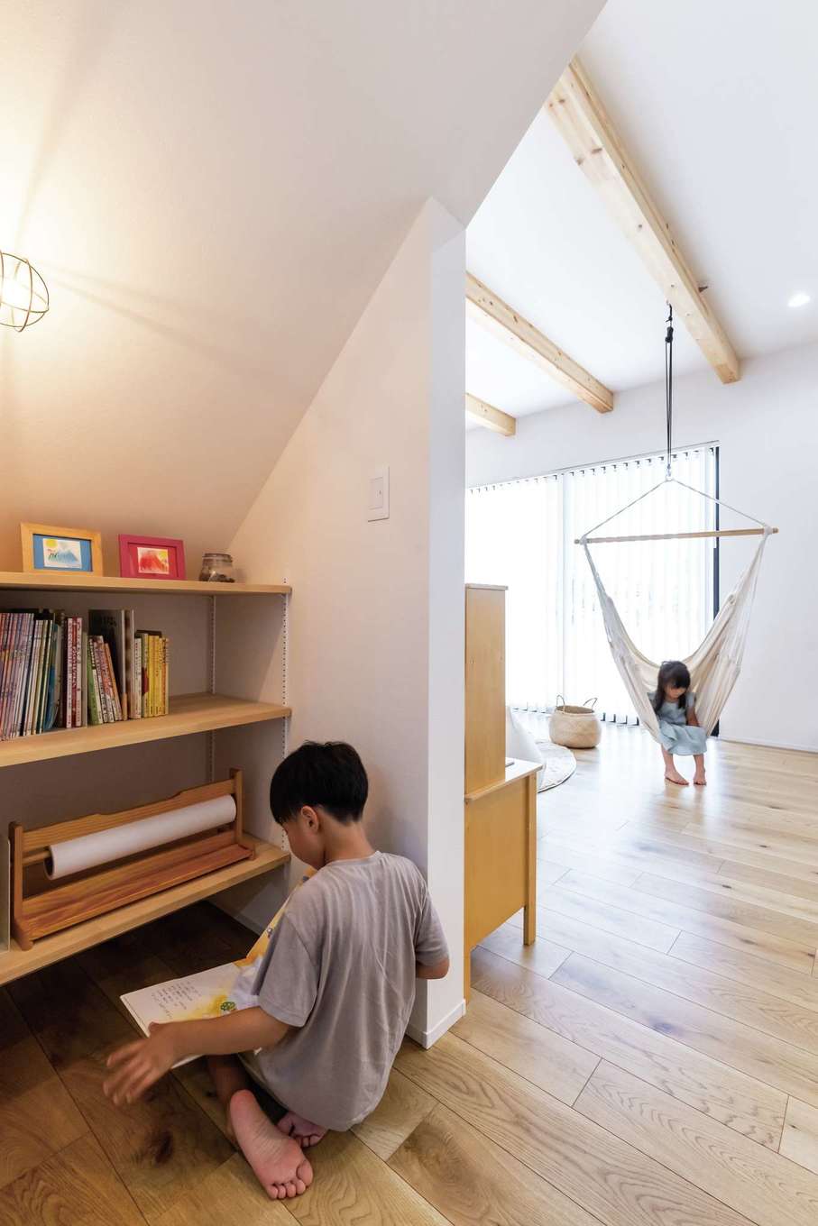 SEVEN HOUSE/セブンハウス【デザイン住宅、間取り、平屋】階段下のデッドスペースを活かして、兄妹の読書コーナーを造作