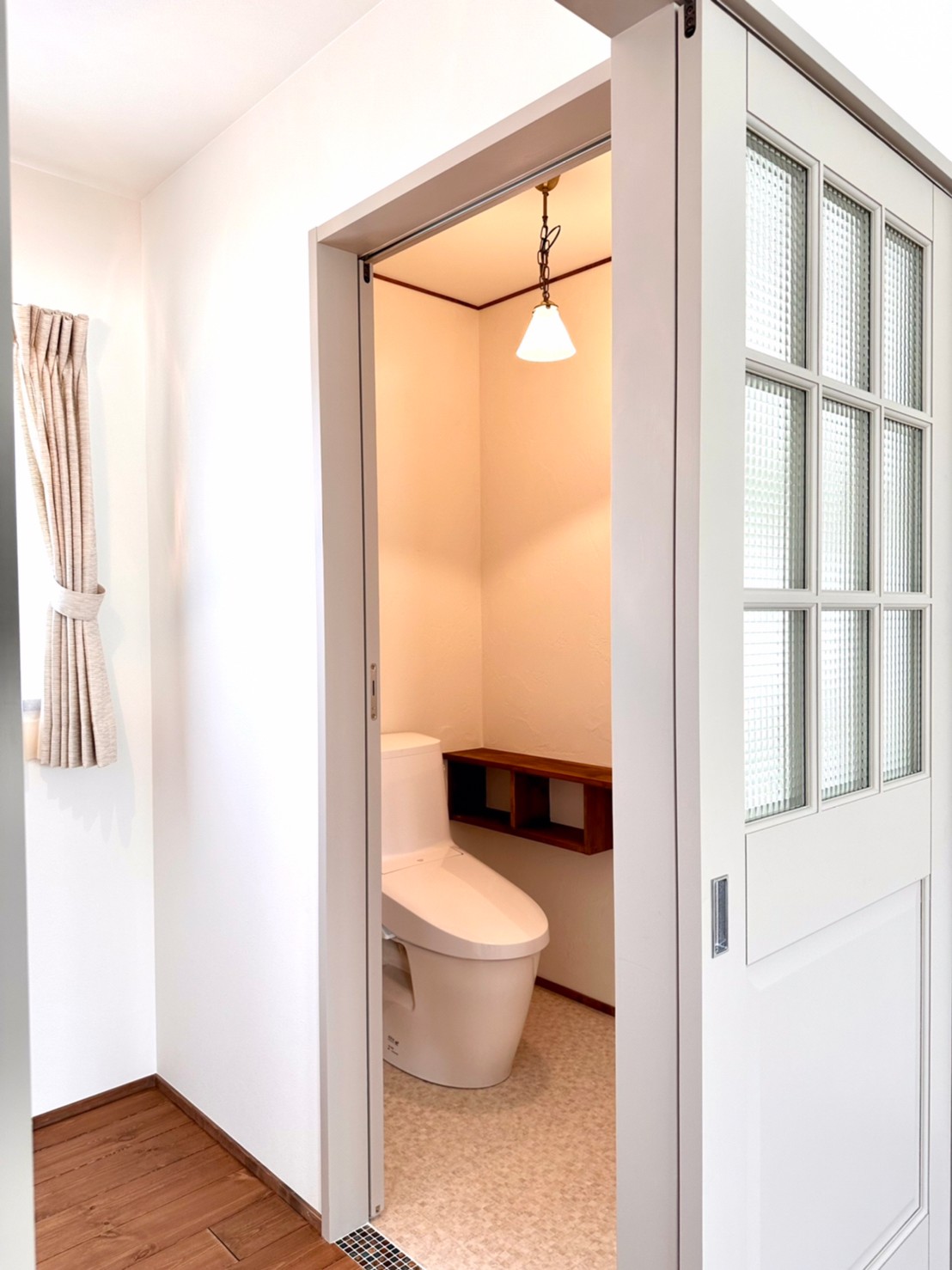 藤田建設（ラフェルム沼津）｜お洒落なグレーのパインドアとシンプルで清潔感のあるトイレ空間