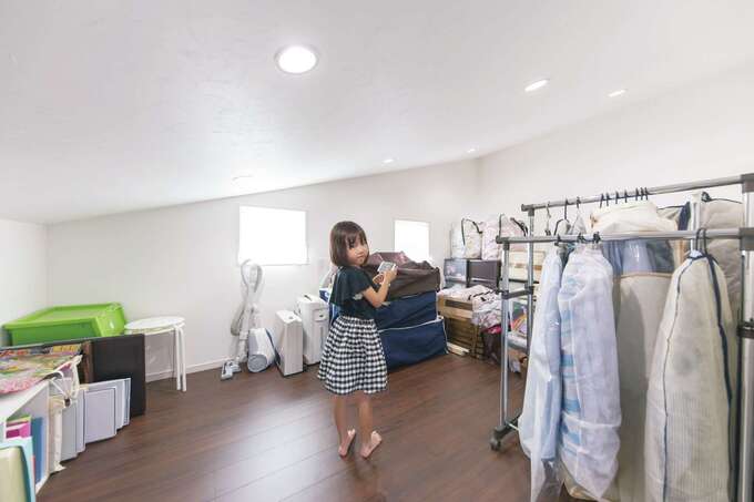 小屋裏には季節物の洋服や布団などを収納。子どもが走り回れるほどの広い空間だ