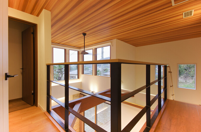 開放感を感じる吹き抜けは、自然光がたっぷりと差し込むのも魅力である。広がりのある空間が、リビングやその他の部屋とのつながりを生み出している。