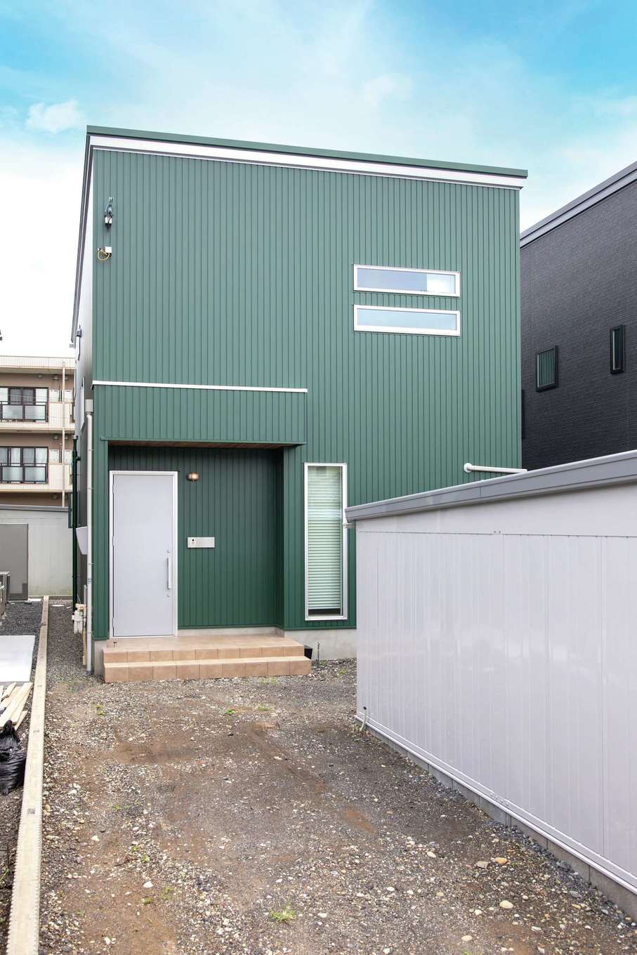 甲静ハウジング【デザイン住宅、趣味、間取り】グリーンのガルバを採用