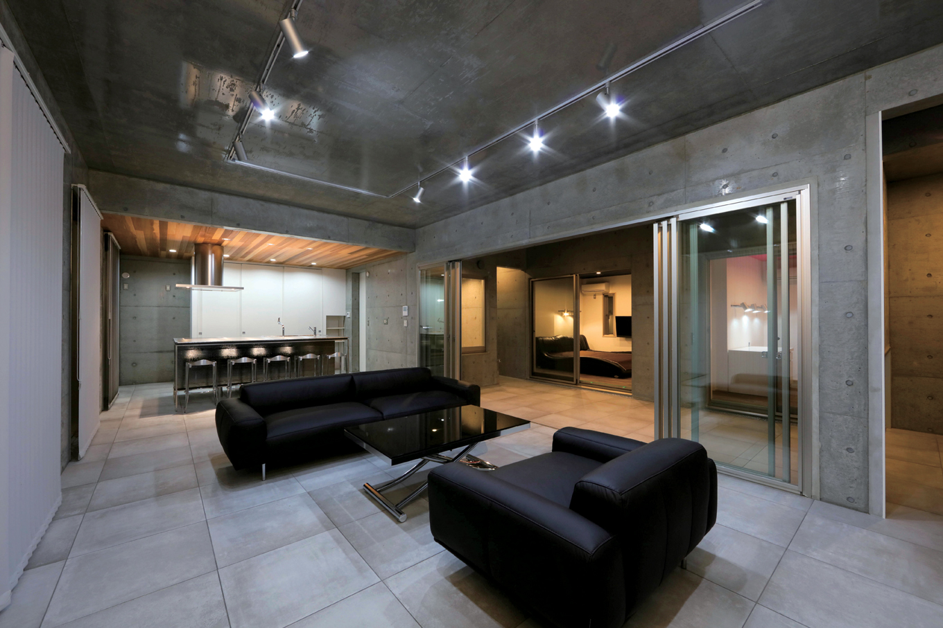 BAUM HOME（岩崎工務店）【デザイン住宅、平屋、鉄骨鉄筋コンクリート構造】開放感あふれる27畳のLDK。昼間は中庭からたっぷりの光と風を招き入れる。コンクリートは蓄熱性が高いので、冷暖房効率にすぐれている