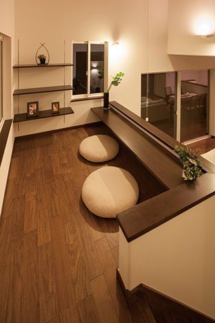 中二階のように設えた小上がり。階段5段分の高さがあり、リビングを見下ろすロフト的なスペース