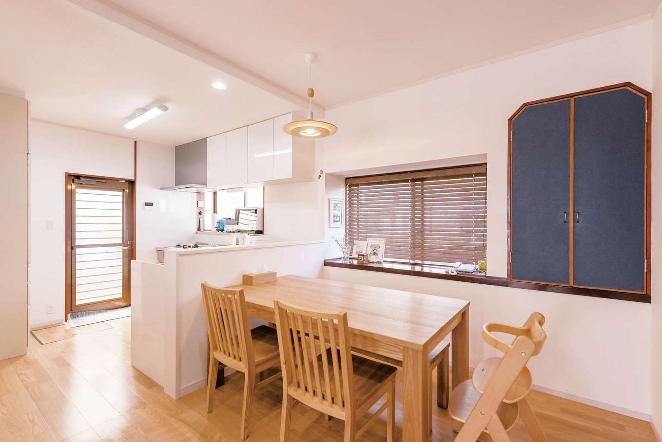 興友ハウス｜ダイニングの収納は、もともと空洞だったところにドアを造作し、ご主人が色を塗った。インテリアは北欧テイストでコーディネート