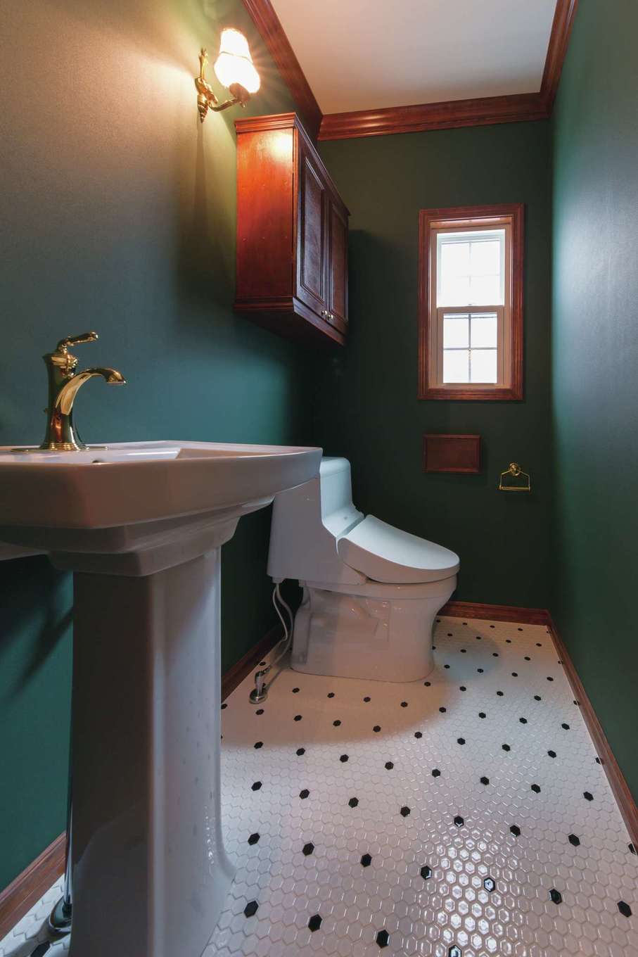 セルコホーム浜松（オバタケイ）【デザイン住宅、輸入住宅、インテリア】輸入物のペデスタイルシンク（足付き洗面台）がインパクトを放つトイレ。床のタイルや壁紙、照明のチョイスも秀逸