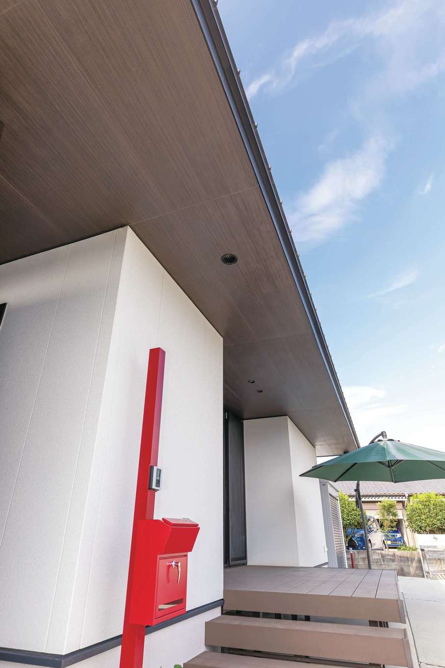 水野工務店【デザイン住宅、収納力、平屋】長い軒を採用することで、夏の日差しが部屋に入りにくくなり、涼しさをキープ。冬は低い位置にある太陽の光を取り込み、暖房費を節約