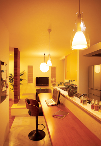 カウンターキッチンは、子どもが宿題をしたり、ご主人が夜遅く帰宅した時に夕食をとるための便利なスペース