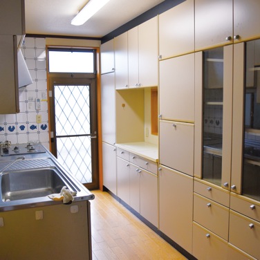 家の奥にあったキッチンを明るいリビングへ移動。別の部屋へ運んでいた配膳も楽になった