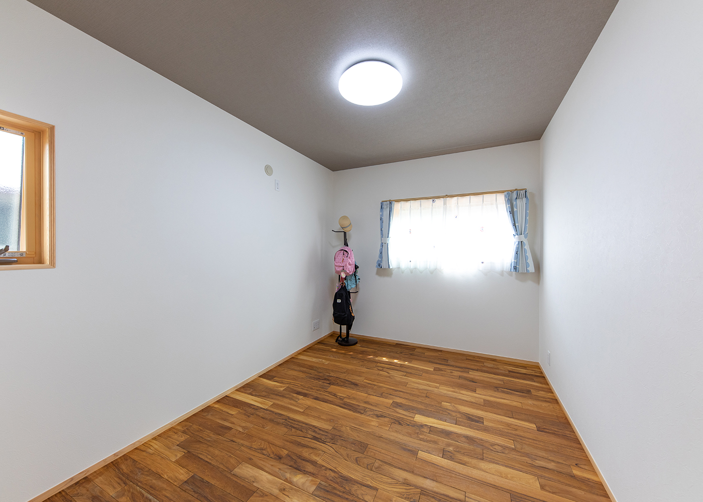 櫻 工務店【自然素材、狭小住宅、間取り】2階も子ども部屋まですべて床はチークで。巾木や窓枠、建具も手作り。子どもたちは２つの個室からそれぞれ自分の部屋を決め、好みのカーテンを選んだ