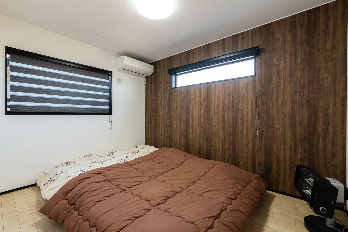 HAPPY HOUSE（山田工務店）【デザイン住宅、子育て、間取り】寝室は木目のクロスでくつろぎを演出。窓には同色のブラインドを採用