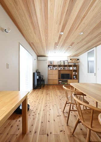 家族の思い出を並べたテレビボードの横に長女のピアノを設置。広々としたリビング