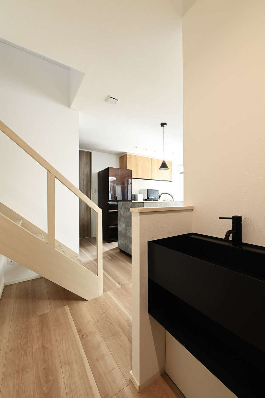 トーリンホーム【デザイン住宅、子育て、間取り】玄関からシューズクロークを抜けて室内に上がるとすぐに手洗い場がある。LDKに入る前に手洗い・うがいを済ませることができ、衛生的な空間をキープできる