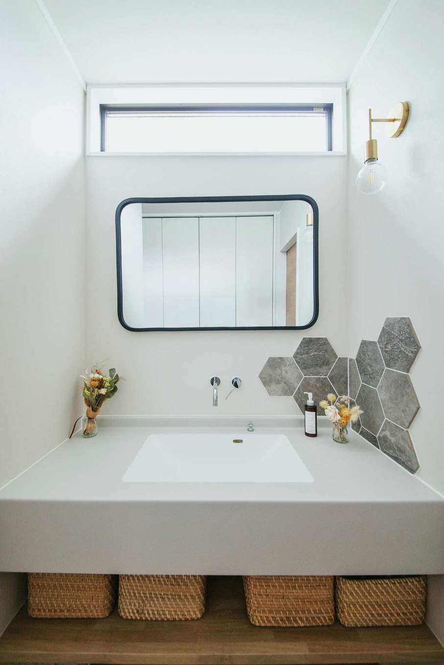 Yamaguchi Design 掛川店（アイフルホーム 掛川店）【デザイン住宅、子育て、間取り】脱衣室と分けて設けた洗面スペース。玄関にも近く、帰宅してすぐ手洗いができる