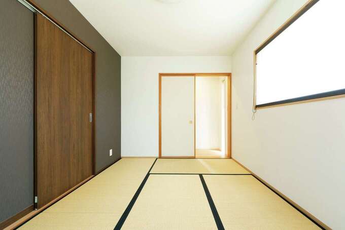 将来の親との同居の可能性を考慮して、玄関の脇に和室を用意。プライバシーを大切にするため、リビングとの間にウォークスルークローゼットを設置