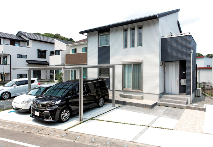 ツートンの色の配置を 複数パターン吟味した。1階は電動シャッターを採用