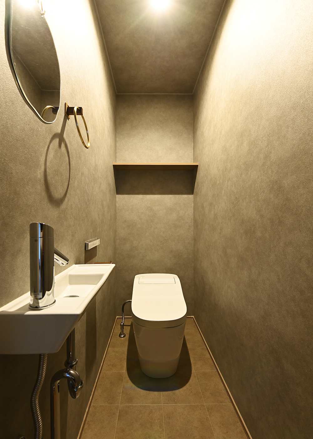 ナイスホーム【デザイン住宅、間取り】1階のトイレはLDKとテイストを統一。壁紙などは、カフェのような空間をイメージしながら選んだ