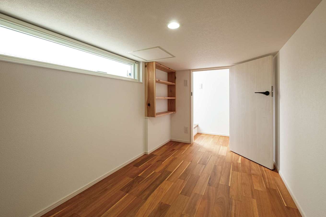 イデキョウホーム【省エネ、間取り、平屋】屋上庭園入口の手前に設けた小屋裏収納。キャンプ好きなご主人専用の収納スペースになっている。十分な光が注がれる空間は、天井高1,400mm以下のため課税対象にならないのもうれしい