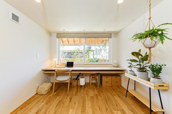 窓際に設置したスカイデッキに植物を並べ、目隠しをしながらも緑の眺望を楽しめます。