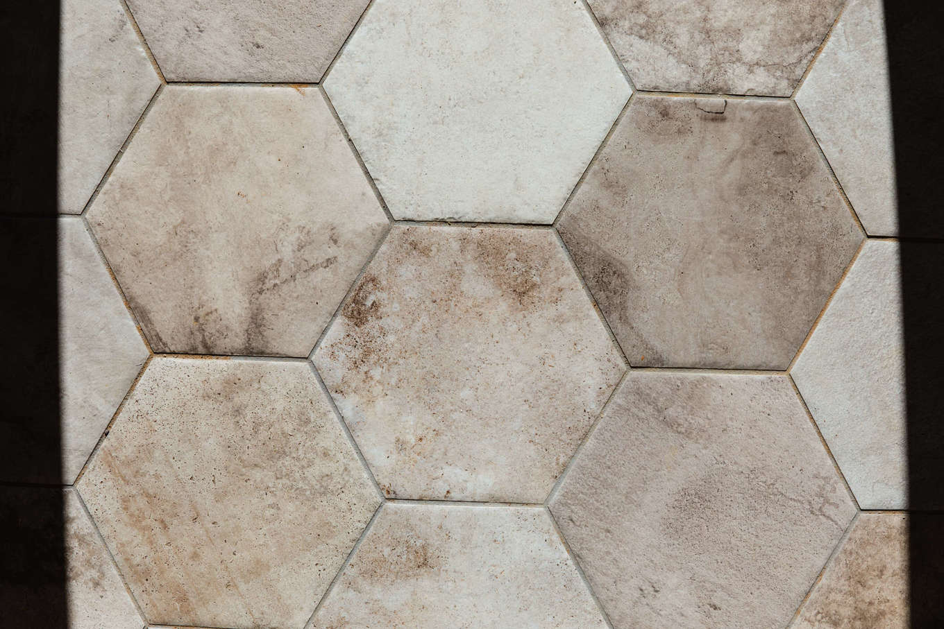 Select工房【デザイン住宅、間取り、平屋】玄関の土間に使用したタイルは六角形の形がかわいい
