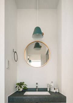 丸い鏡と照明がかわいい玄関手洗い。『彩羽工藝舎』が家のテイストに合わせて造作で提案