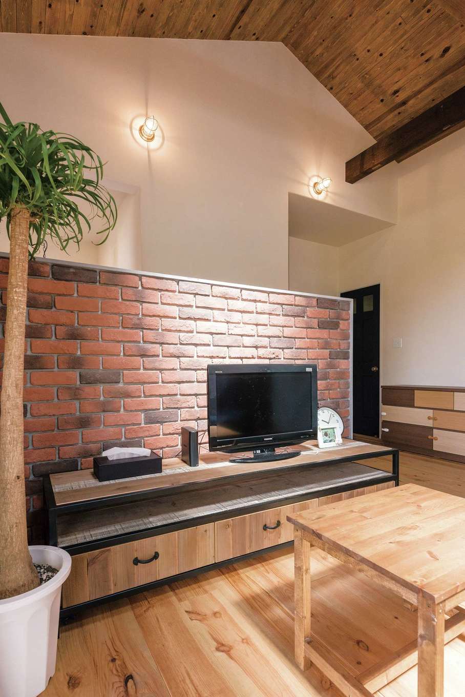 富士ホームズデザイン｜リビングにぬくもりと重厚感のあるレンガの壁を造作。アイアンのテレビ台は『ラ シュエット フジ』で製作